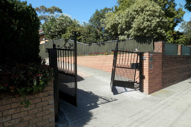 Bi fold gate steep driveway